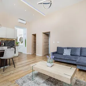  Apartamento Csengery Deluxe With Balcony