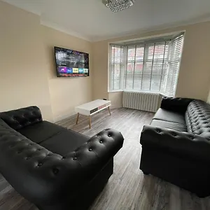 Modern 4-bedroom Entire House With Garden , Uxbridge United Kingdom
